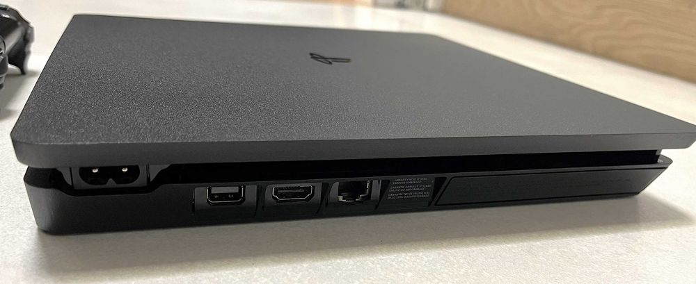 Play Station 4 Slim 500GB + 4 gamepads