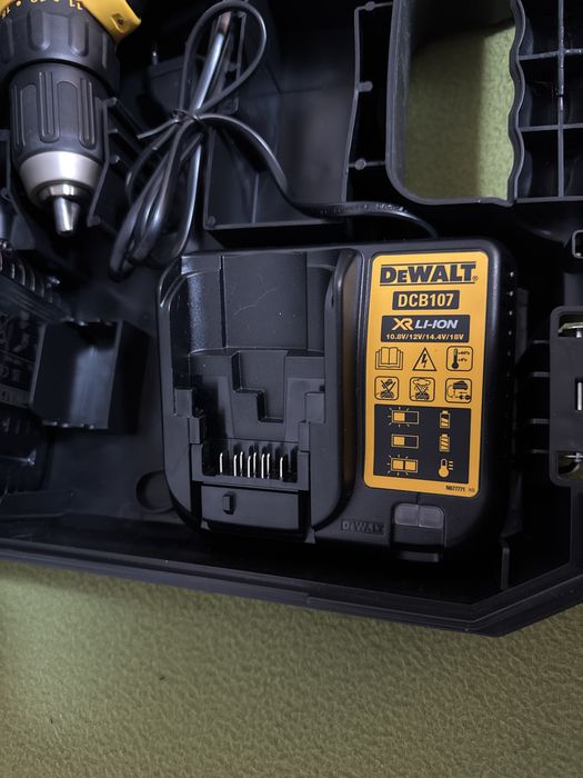 Masina de gaurit si insurubat DeWalt cu 2 baterii si incarcator+valiza