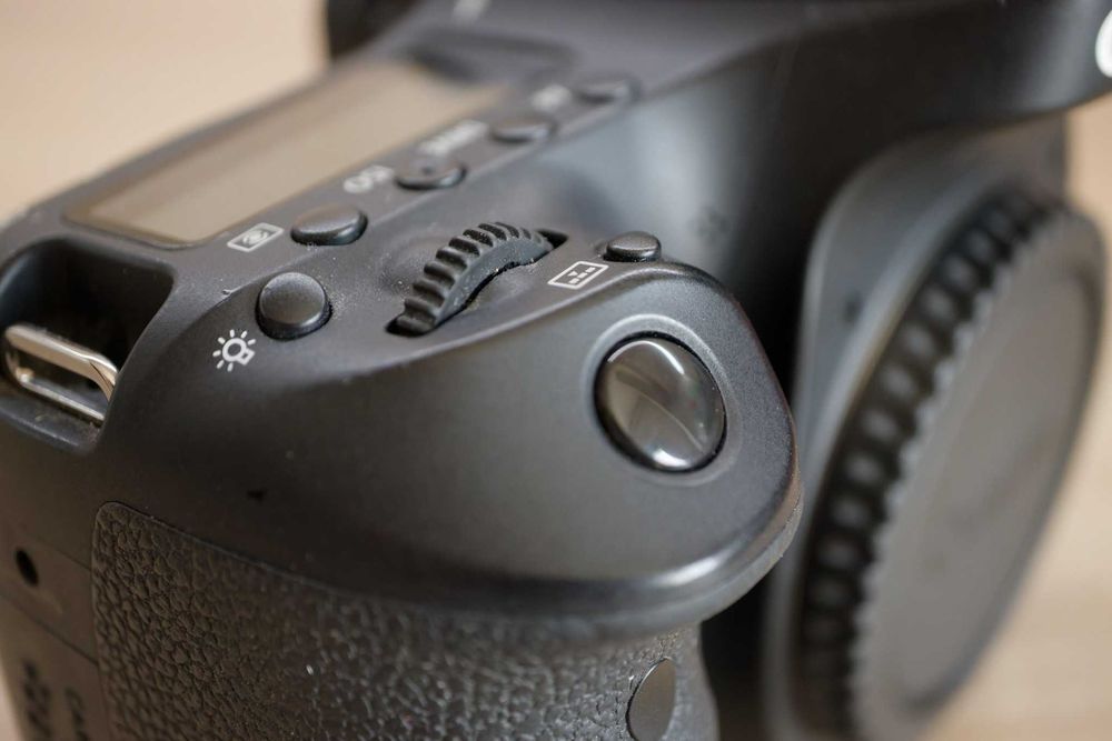 De vânzare Canon EOS 80D body, folosit moderat, de câțiva ani doar șters de praf