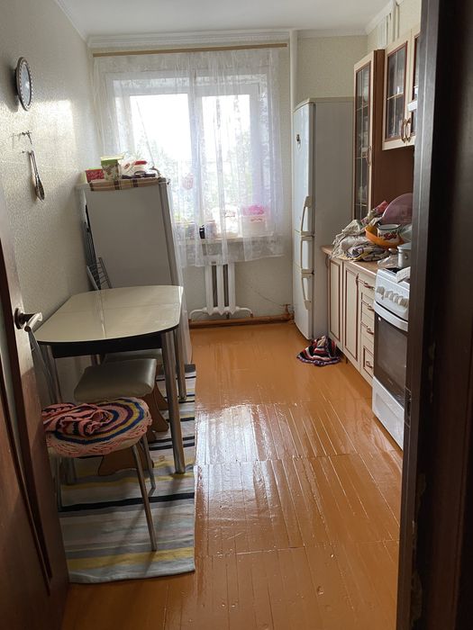 Продам кватриру трехкомнатную бензострой