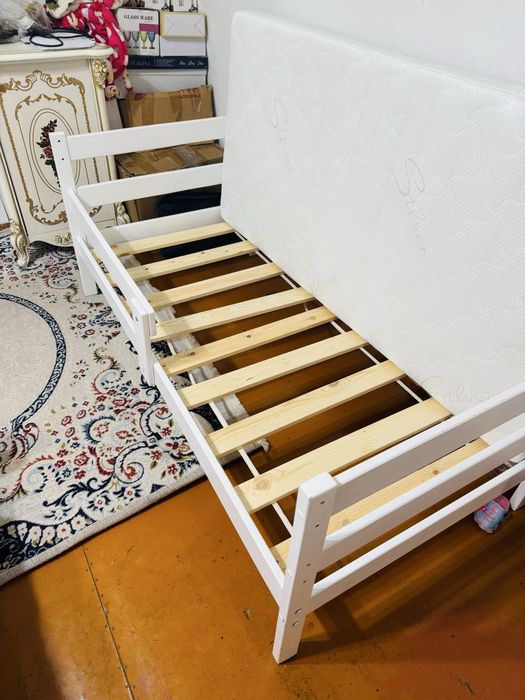 Кровать детская вместе с матрасом