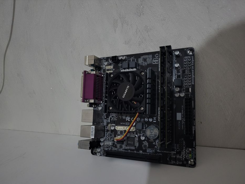 Продам материнская плата GIGABYTE GA-E601 0N