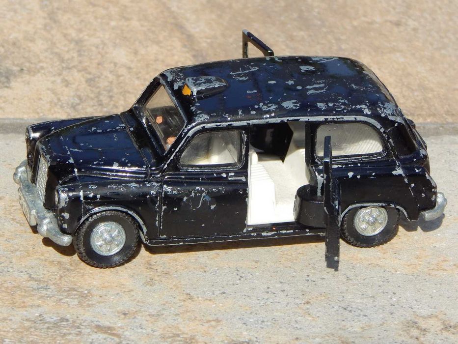 Macheta masina taxi londonez Austin FX4 1960 Dinky Toys fabricat Anglia scara 1:43