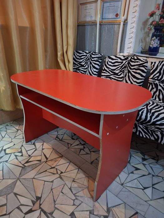 Столик письменный,журнальный.