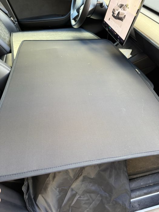 Сенник за Tesla Model Y