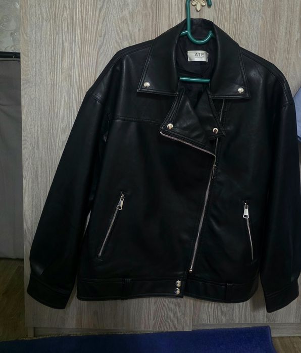 Черная кожаная куртка