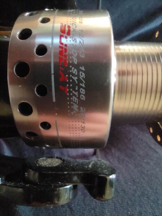 Mulineta pescuit cu 7 rulmenti ca noua cu tambur de rezerva