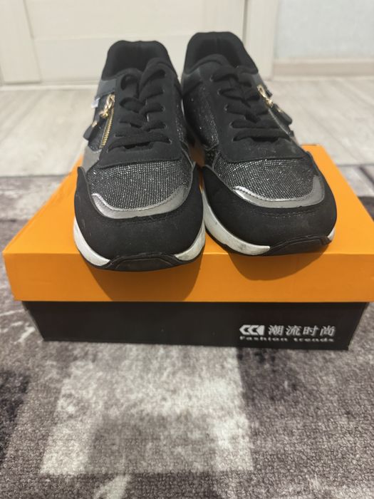 Продам кроссовки