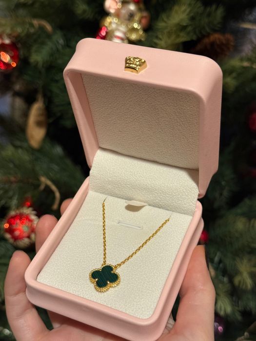 Колие със зелен камък