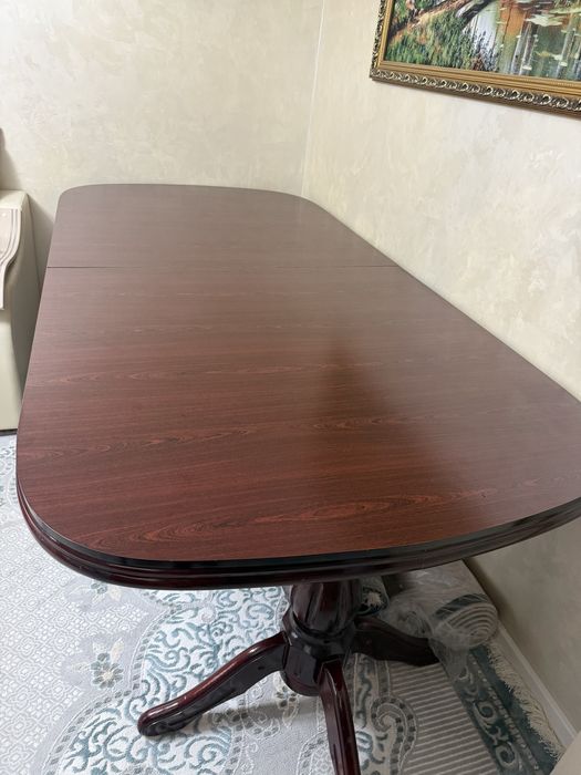 Продается стол из красного дерева