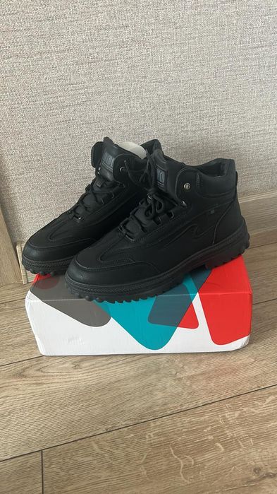 Продам новые зимние ботинки