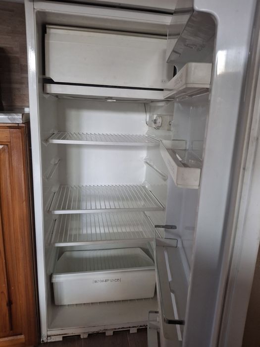 Продавам отлично работещ хладилник Зануси