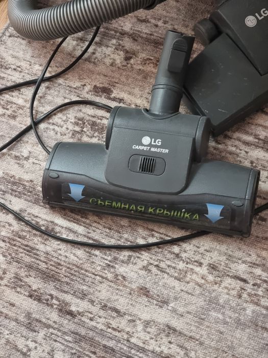 Пылесос LG красного цвета