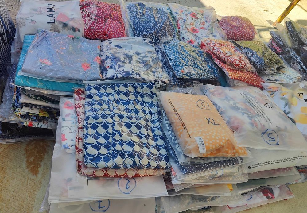 Vand marfă pentru targ, rochii , bluze si costume de baie !!!