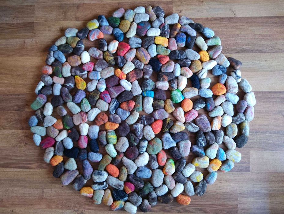 килим, пано от вълнени камъни