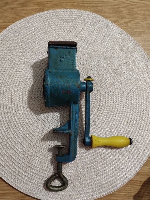 Mașină de tocat nuca