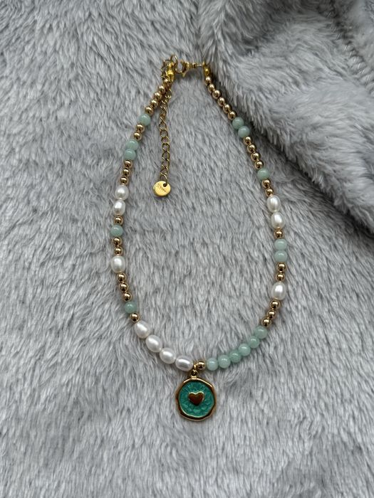 Ръчно изработени колиета от естествени перли, камъни и стомана