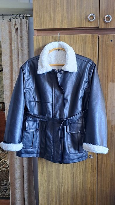 Женская куртка с поясом.