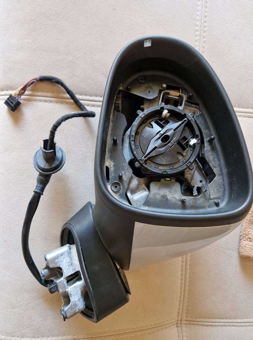 Продавам ел. огледало за VW Touareg 2012