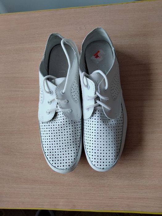 Продам новые кроссовки