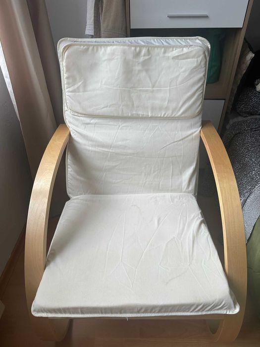 Люлеещ се стол от дърво и лек плат – удобен и елегантен