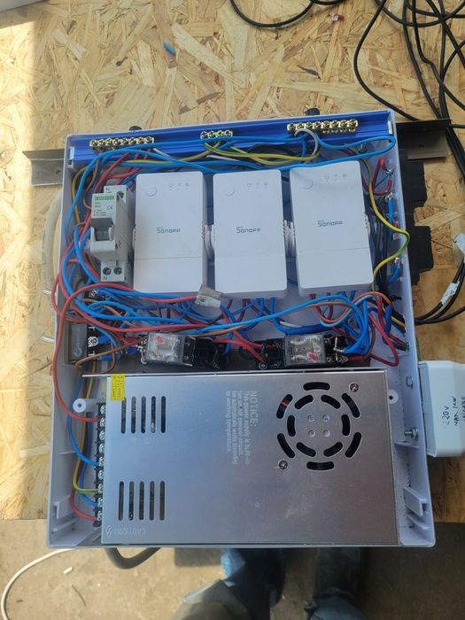 Modul automatizare aerisire și irigare solar legume