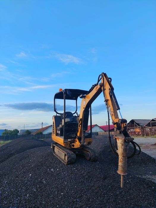 Executam lucrari cu Miniexcavator, Miniincarcator, Cilindru compactor