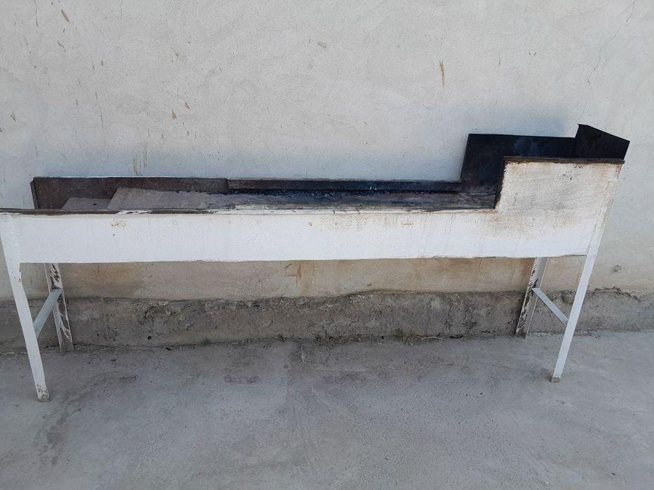 Shashlik qoʻra sotiladi.