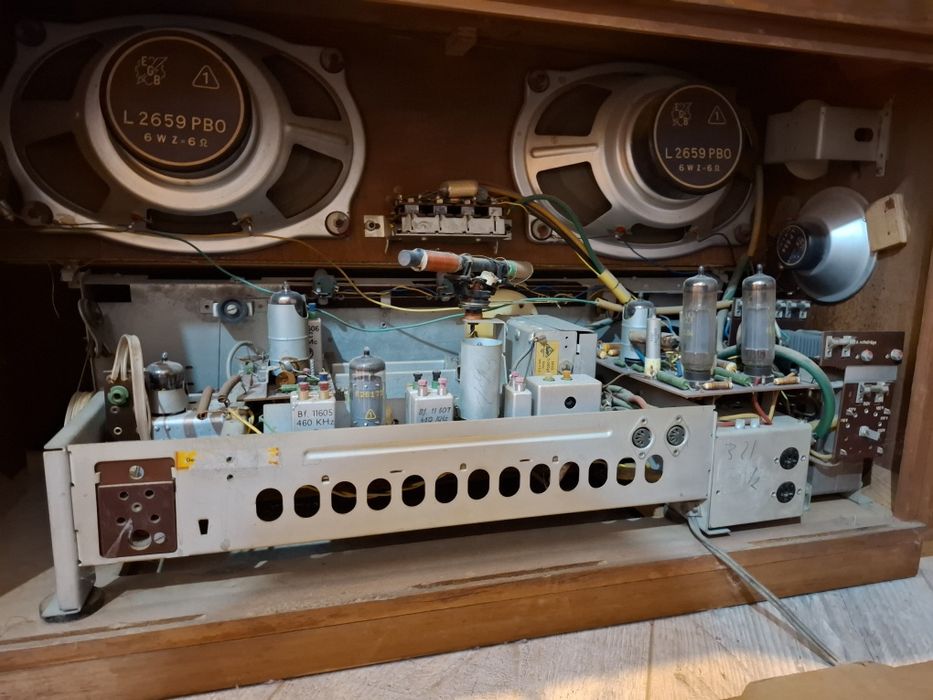 Radio Capri stereo pe lampi