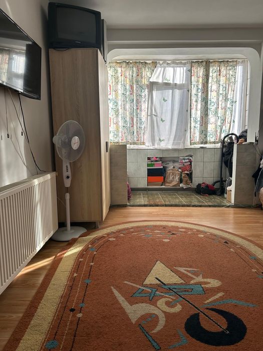 Vând apartament 2 came in centrul  orașului Pitești