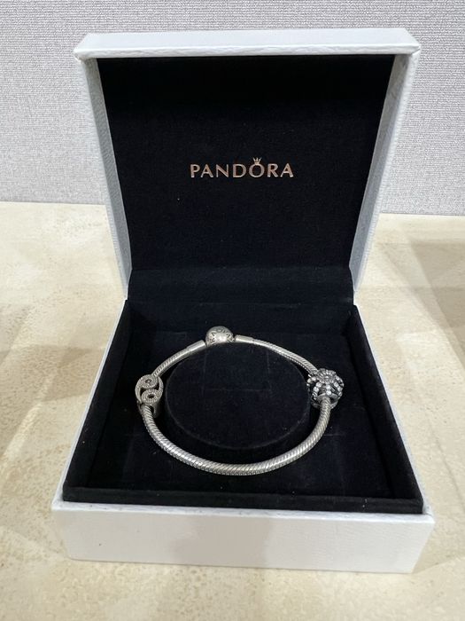 Продам оригинал браслет Pandora с шармами