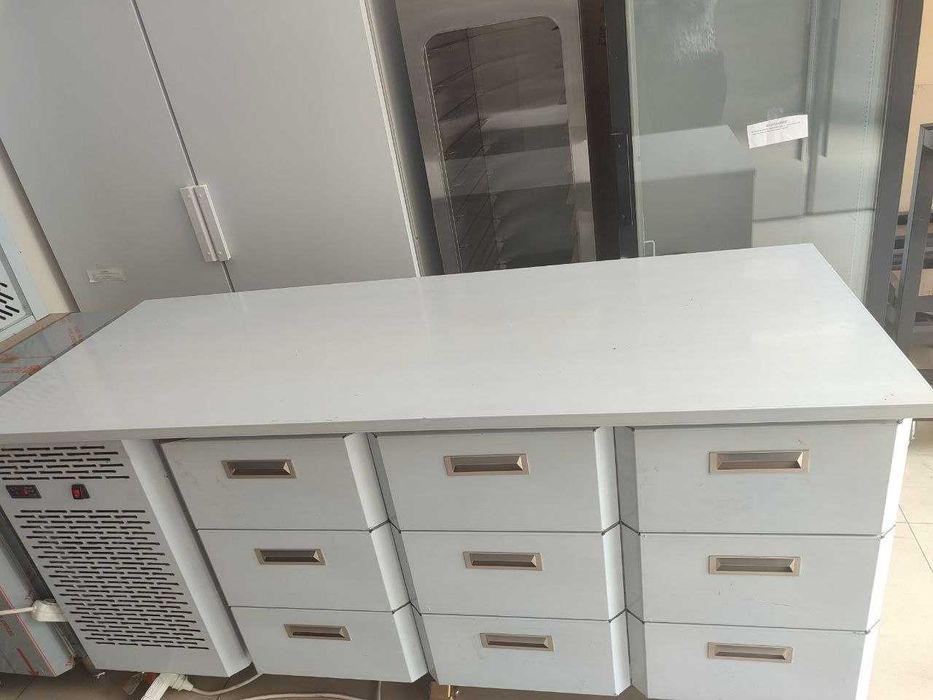 Стол холодильный с 9-ю шкафчиками