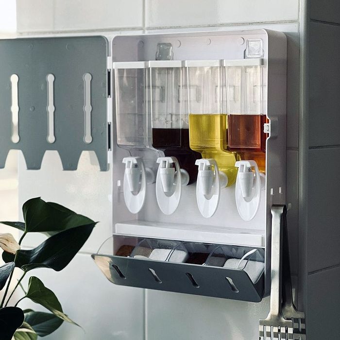 Стенен органайзер за течни и сухи подправки.