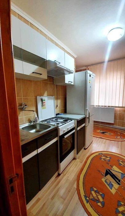 Ofer spre închiriere apartament cu 2 camere în Comănești strada Garlei