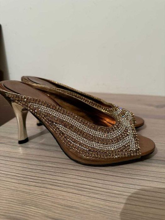 Продам праздничные босоножки