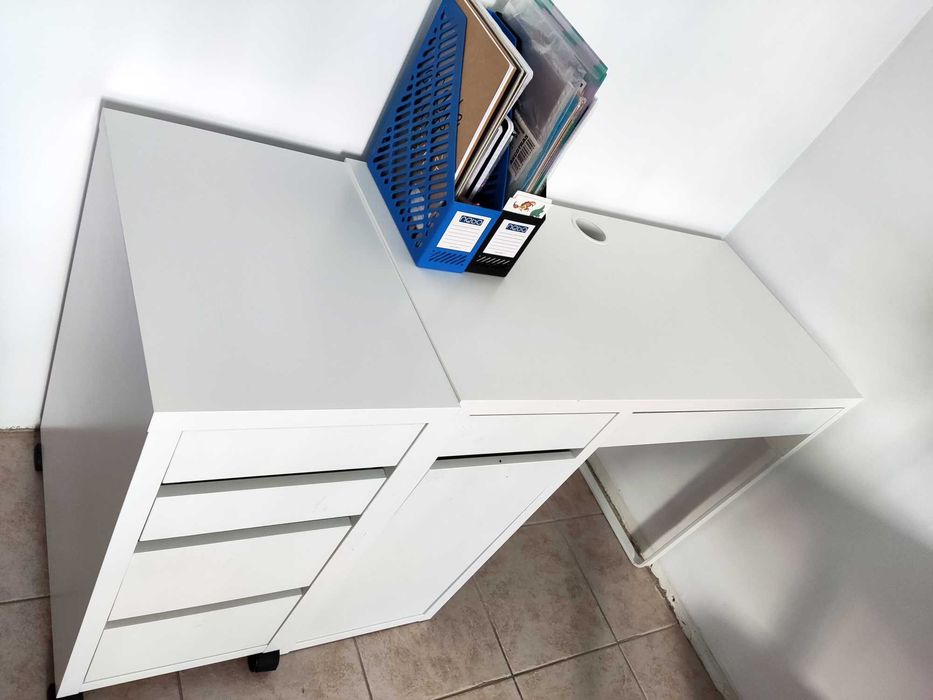 Birou si comoda cu rotile Ikea Micke pentru copii