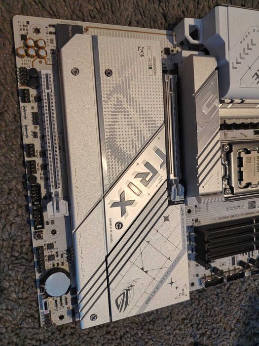 Asus ROG Strix X870-A Gaming Wi-Fi + AMD Ryzen 9 9950X3D 16C/32T (4.3GHz / 5.7GHz Boost, 144MB AM5