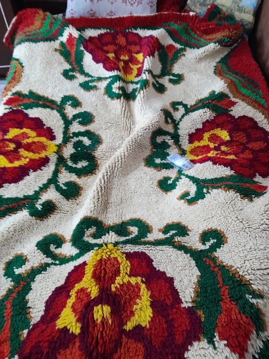 Китеник изтъкан от чиста вълна.