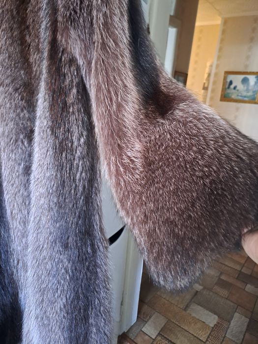 Срочно  продам  енотовую шубу