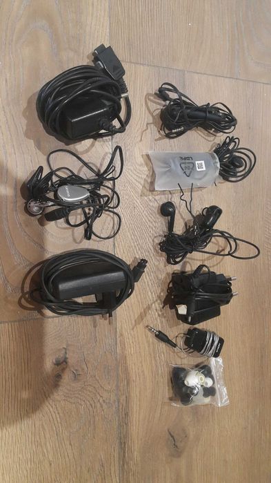 Продавам  слушалки и зарядни