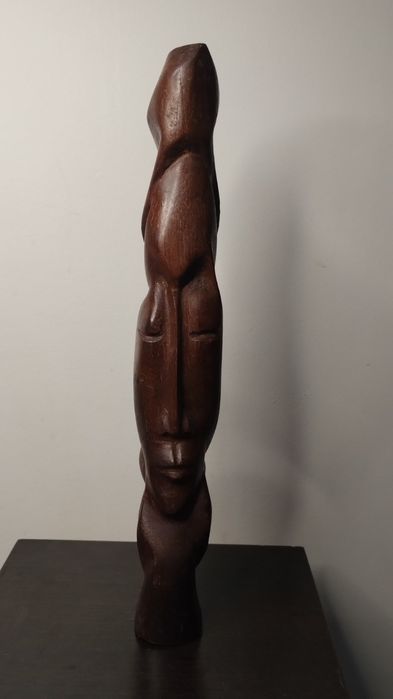 Много красива и различна, дървена статуетка с две лица.