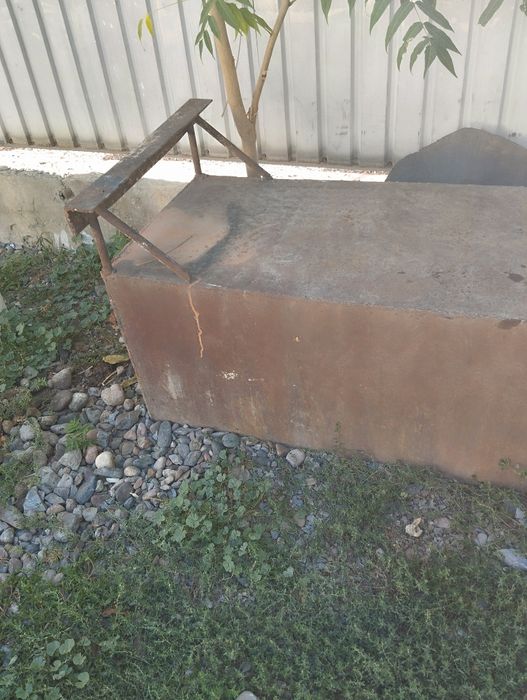 Ёмкость из прочного металла, под корм