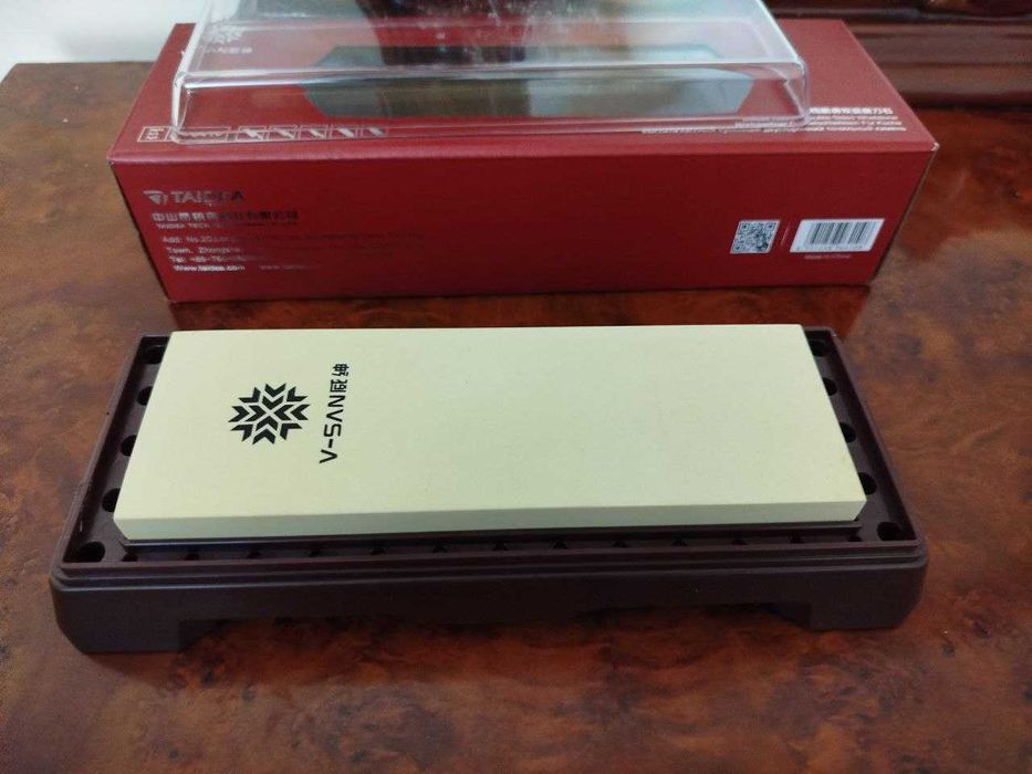 Продам набор: нож Global+точильный камень V-SANE (покупал в Польше)