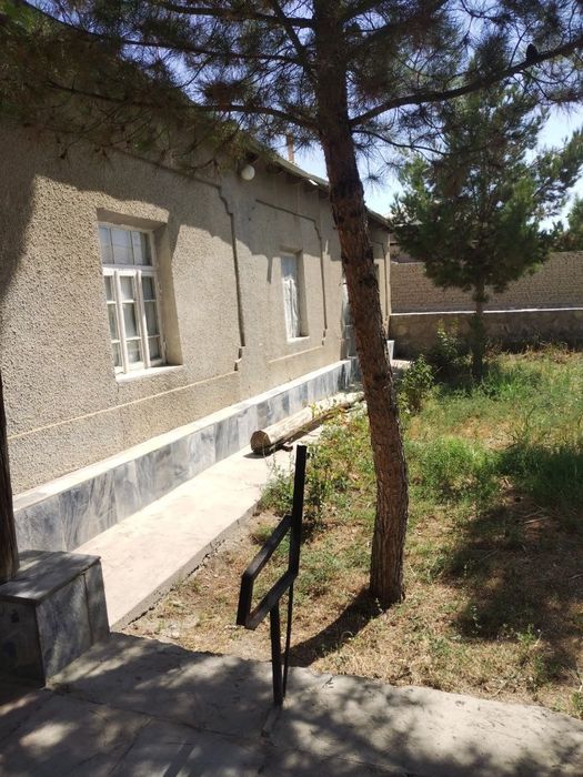 Hovli sotiladi 15 sotix.
