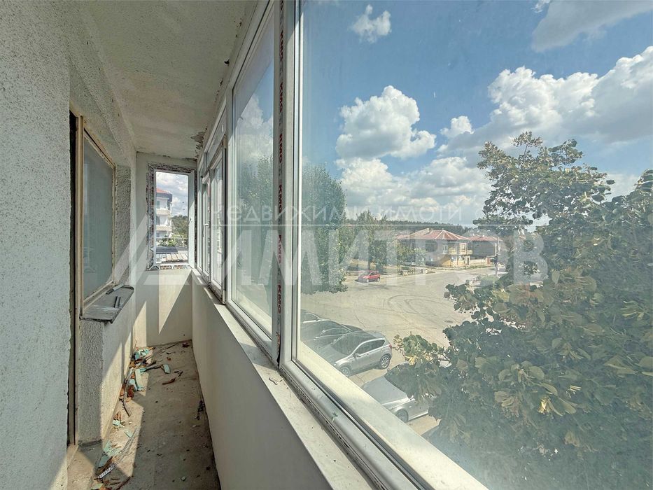 Продава гарсониера 40 м2. в гр. Нови пазар, Бялата чешма. САНИРАН жилищен блок. Нисък етаж.