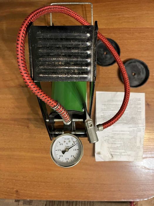 Насос ножной с манометром.