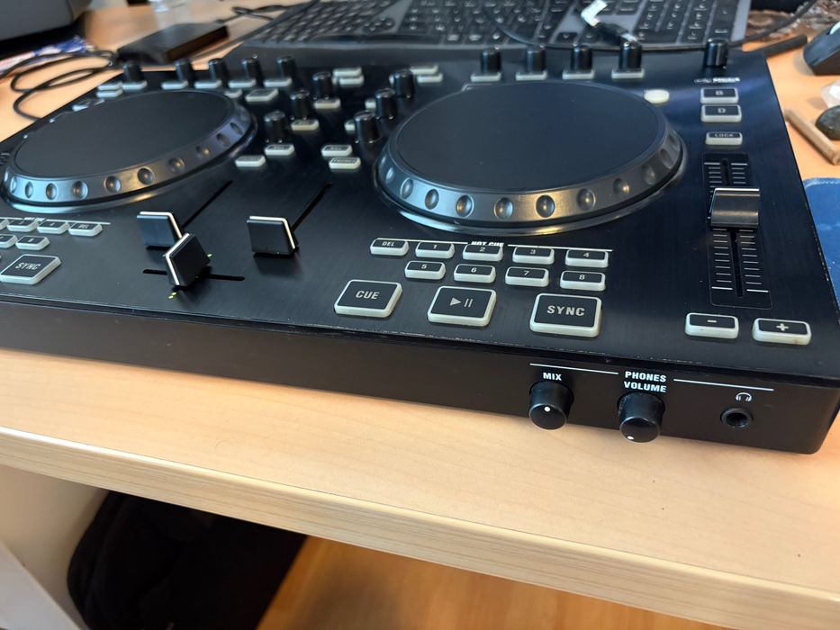 Behringer CMD Studio 4A/ consola dj