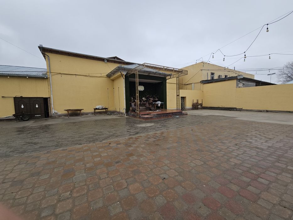 Нотурар бино сотилади