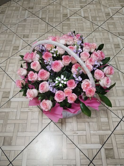 Розы в корзине 43 штук