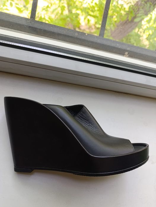 Продам новые босоножки на платформе